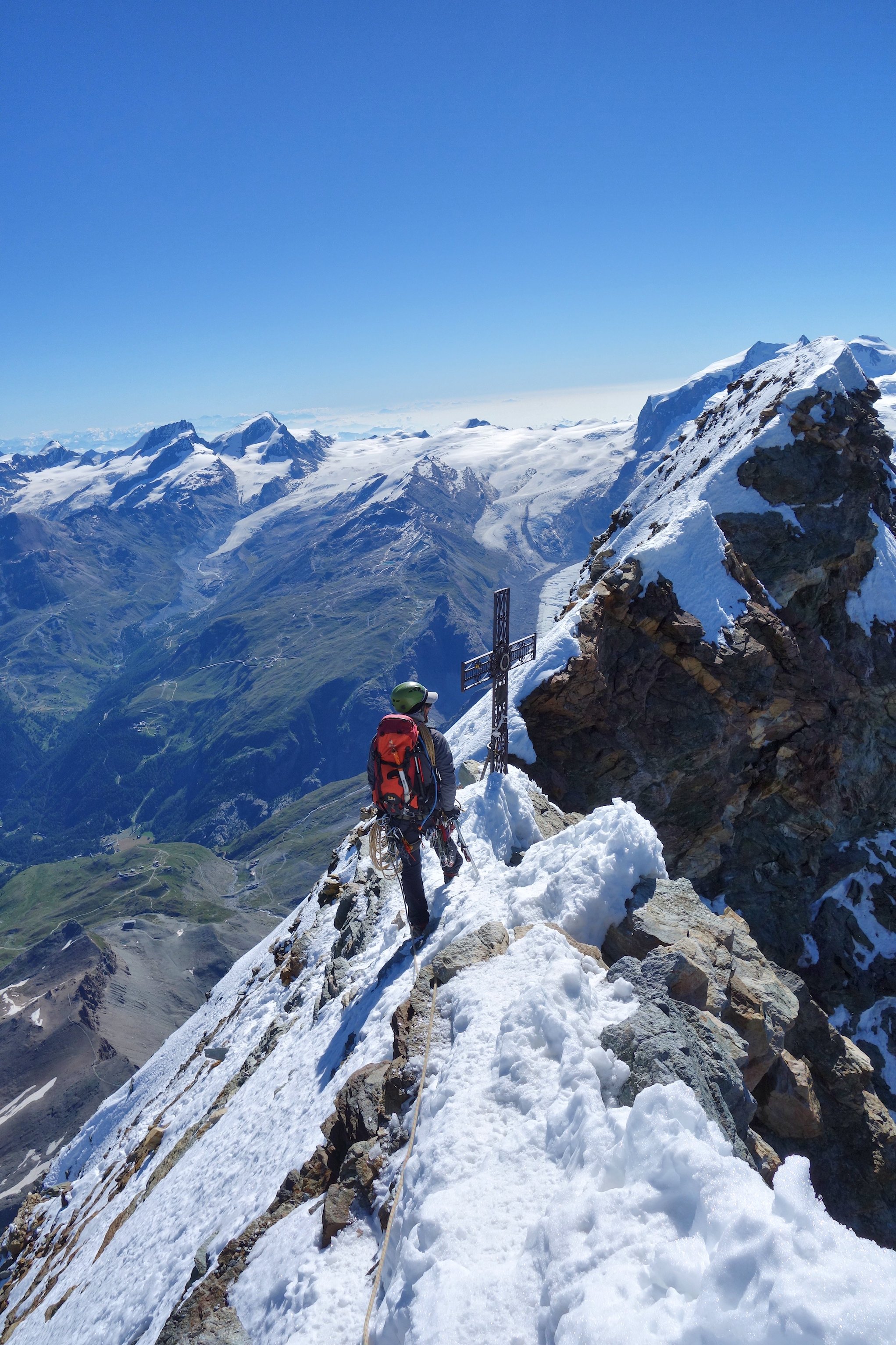 La croix entre le sommet italien et suisse.